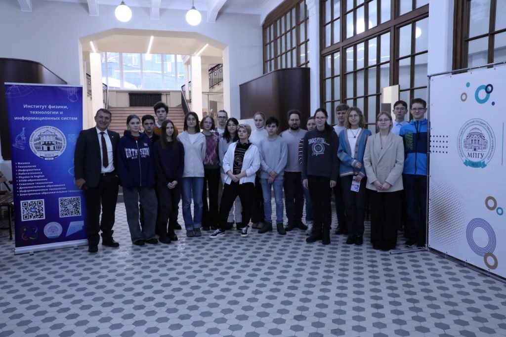 For the meeting, TV channel «Russia 1» prepared a story about the excursion of a group of students to the Laboratory of Physics of Advanced Materials and Nanostructures and the Department of Theoretical Physics of MPSU...